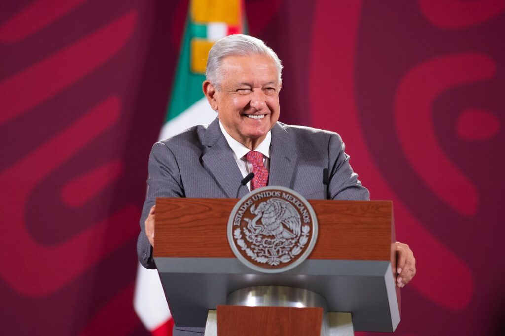 AMLO se rie de candidata del PRD que se confunde con el PRI