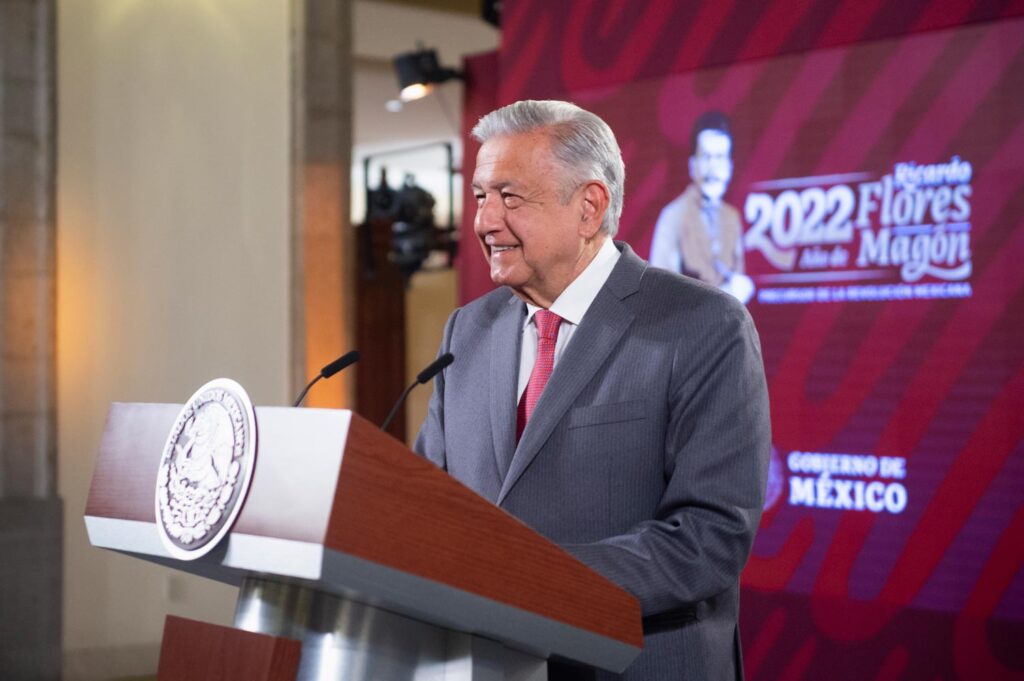 AMLO se rie de candidata del PRD que se confunde con el PRI