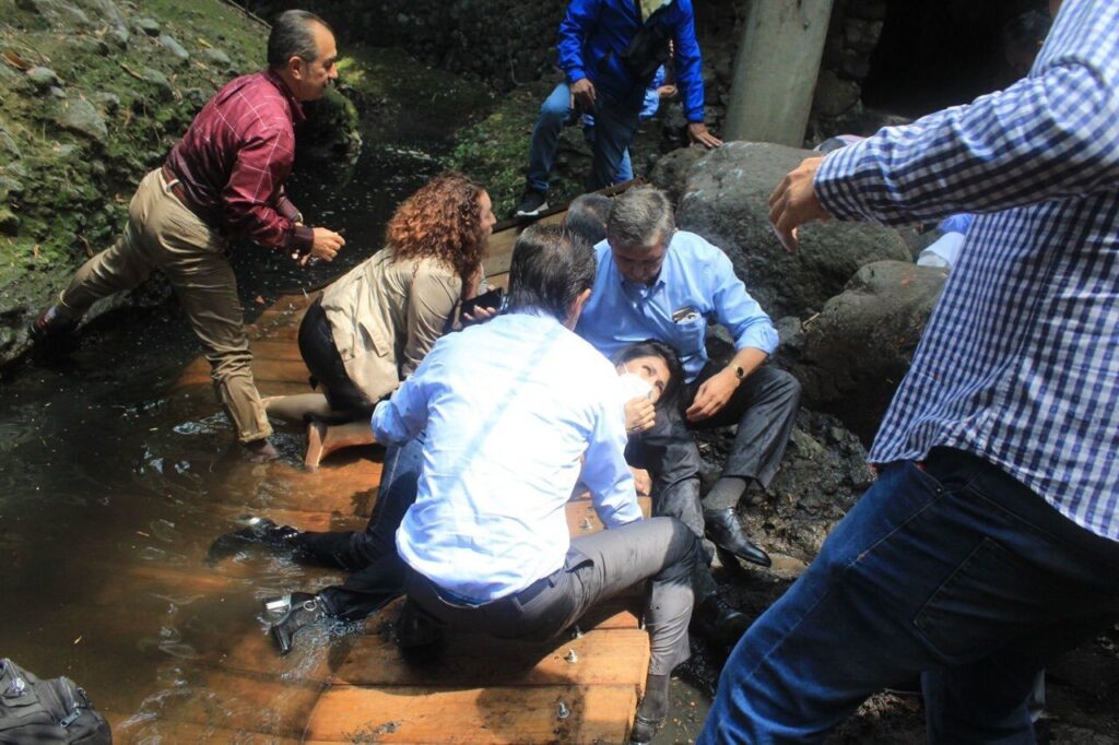 Colapsa puente colgante en Cuernavaca cae alcalde y esposa
