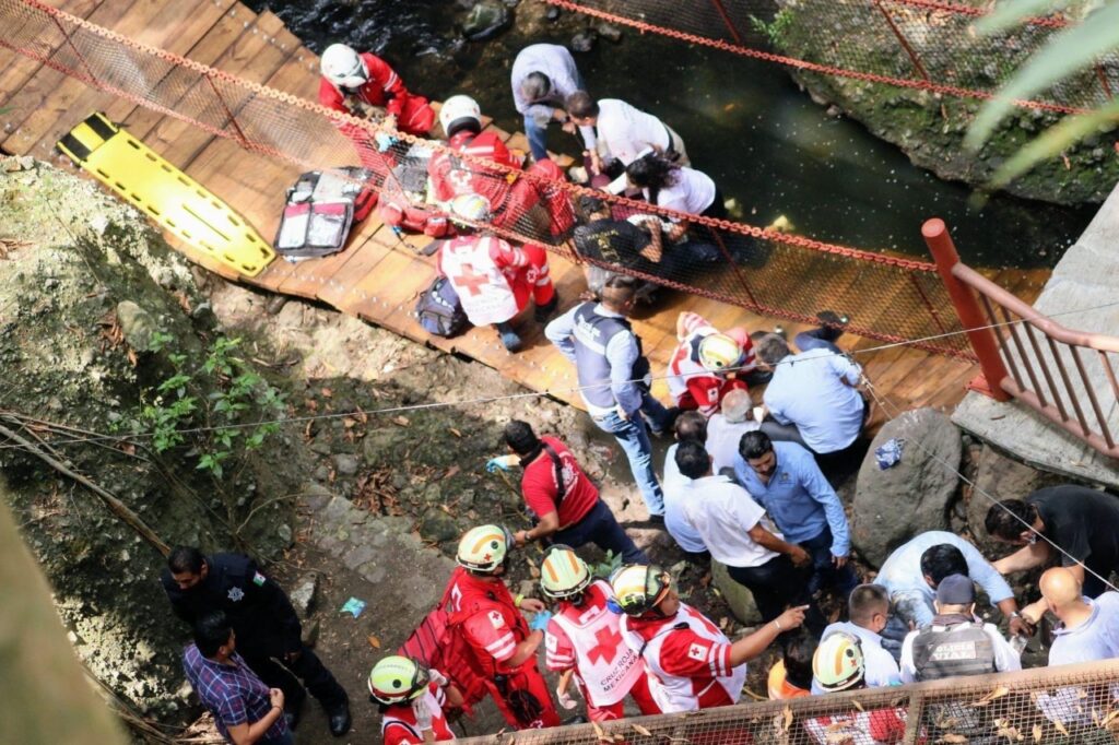Colapsa puente colgante en Cuernavaca cae alcalde y esposa