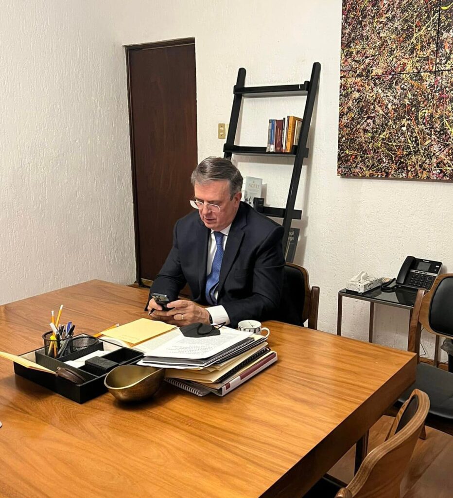 Ebrard comparte WhatsApp para atender peticiones de la gente