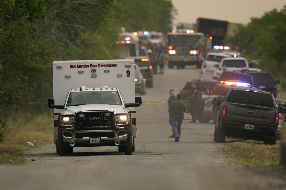 Hallan camion con 50 cadaveres en Texas