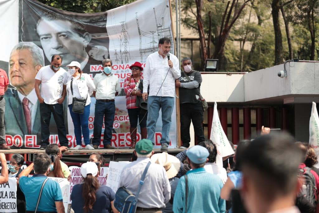 Fernández Noroña hablando-con-gente-mexico