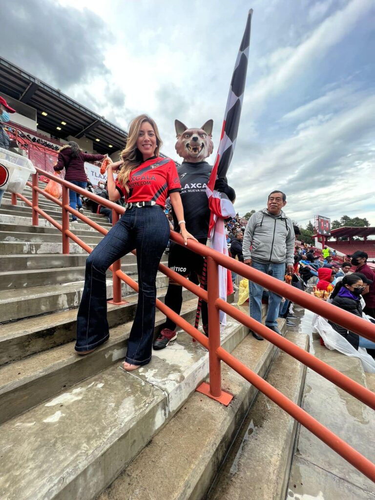 Dulce Silva roba miradas en partido de Coyotes de Tlaxcala