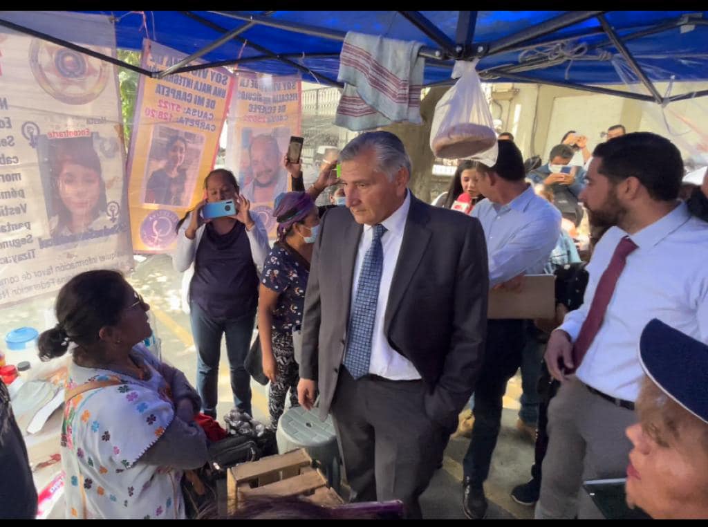 Adan atiende a colectivos afuera de Segob