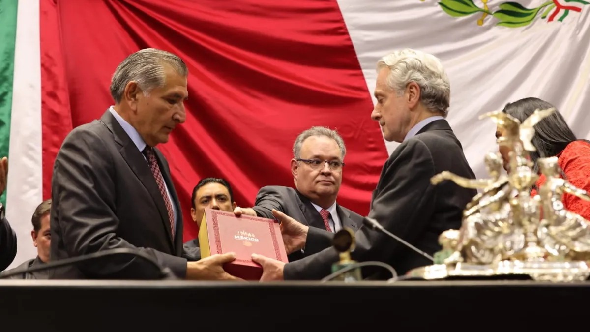 Adán Augusto entrega por escrito del Cuarto Informe de AMLO