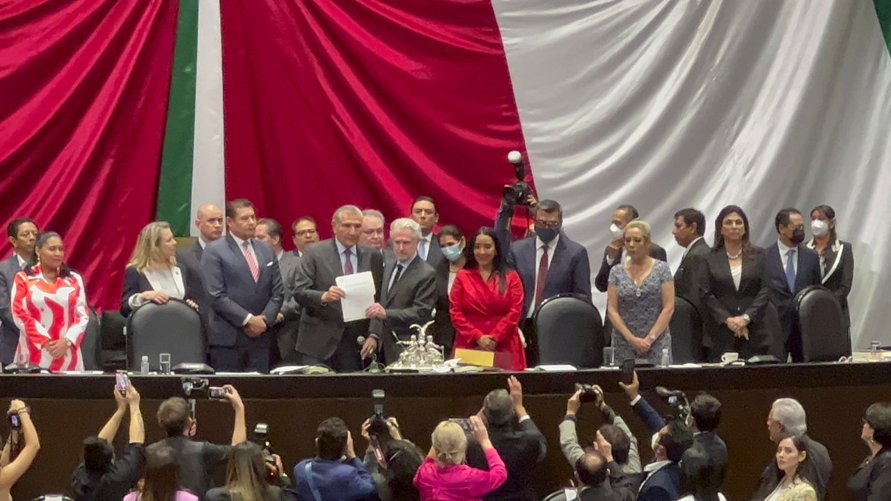 Adán Augusto entrega por escrito del Cuarto Informe de AMLO