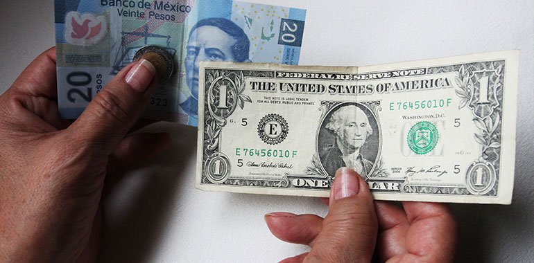 dolar y peso mexicano