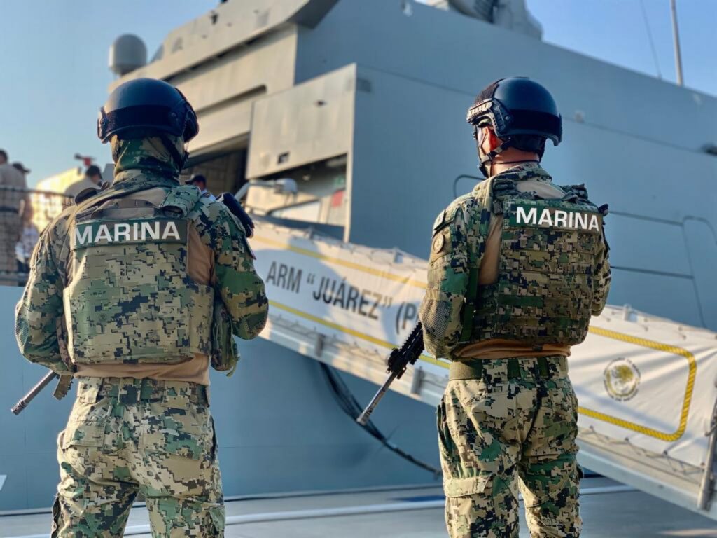 La Secretaría de Marina-Armada de México aseguró 1100 paquetes de presunta carga ilícita y una embarcación con siete tripulantes a costasa de Colima.
