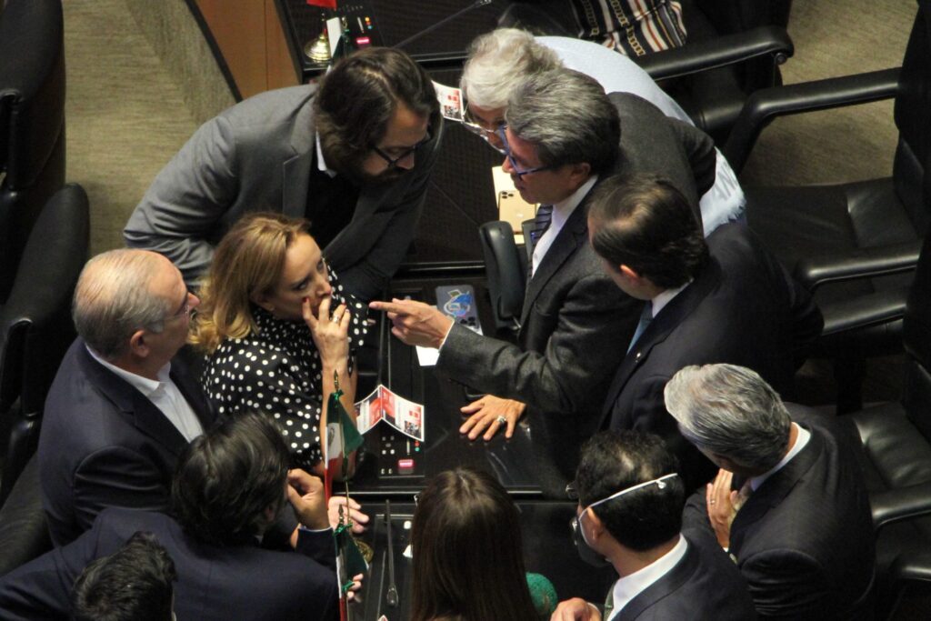 Los senadores Claudia Ruíz Massieu (PRI), Julen Rementería (PAN) y Ricardo Monreal (Morena), conversaron durante la Sesión Ordinaria en el Senado de la República