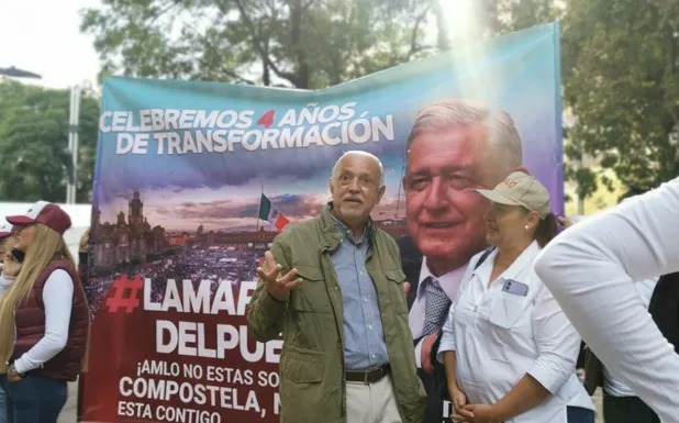 Ángel Navarro en la marcha de AMLO