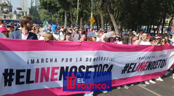 Mexicanos asisten a marcha contra reforma electoral de AMLO