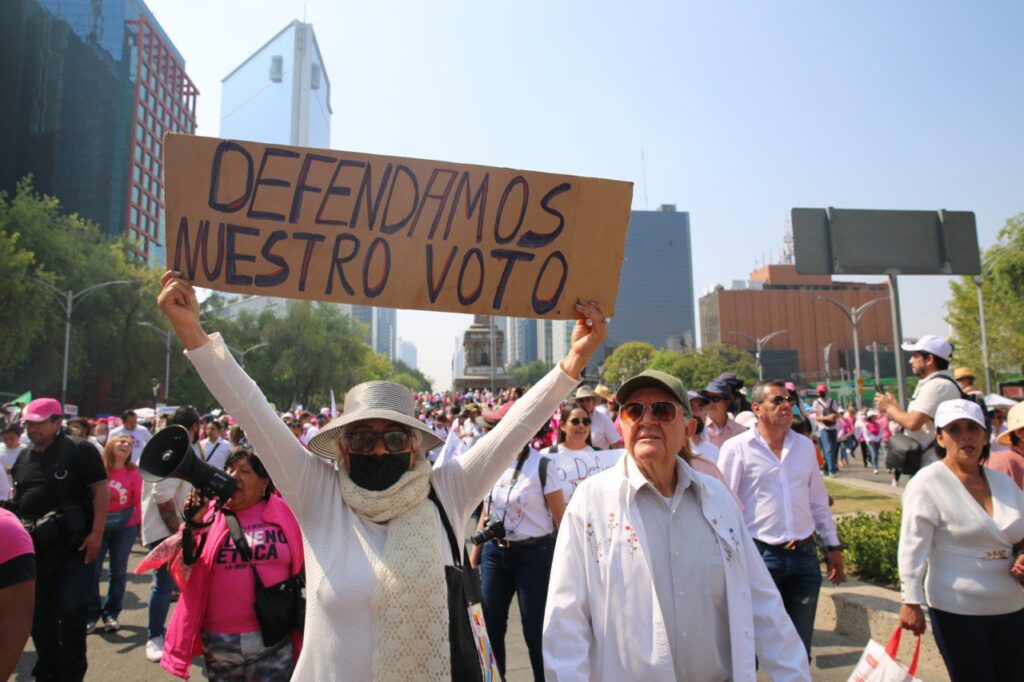 Va por México en marcha contra reforma electoral