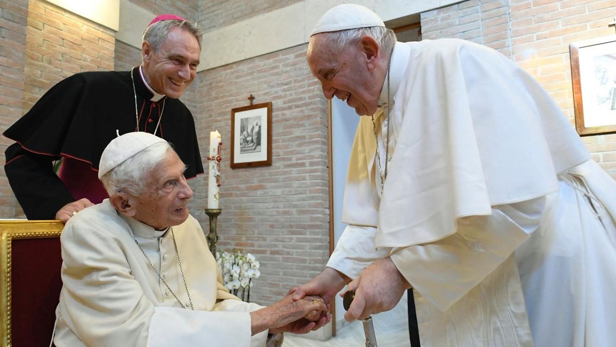Papa Benedicto y Papa Francisco