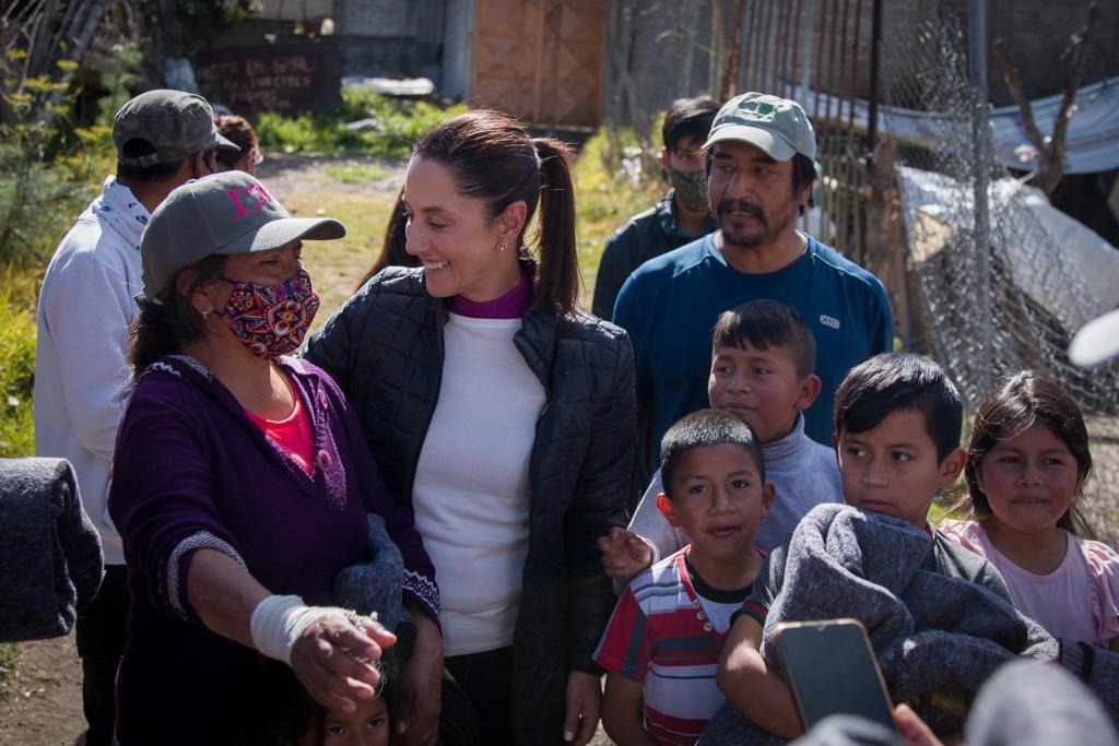 Sheinbaum entrega cobijas en Año Nuevo