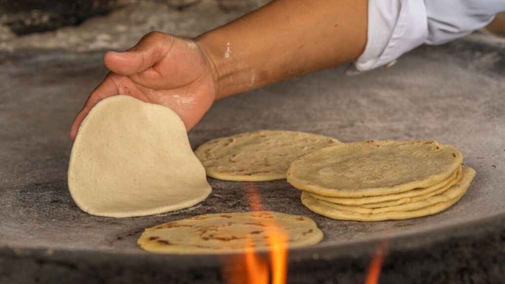 mexicanos-y-la-tortilla-de-maiz