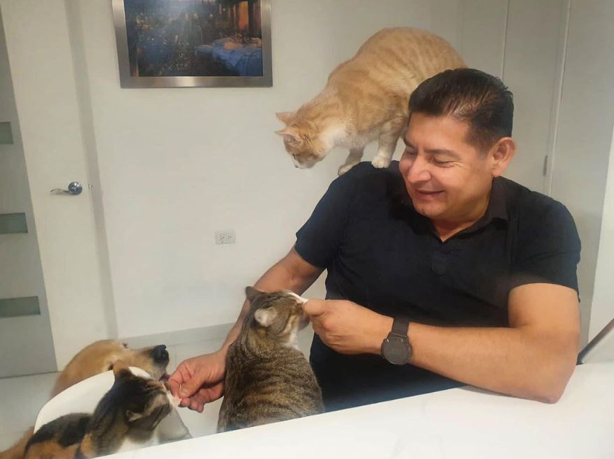 Alejandro Armenta con sus gatos