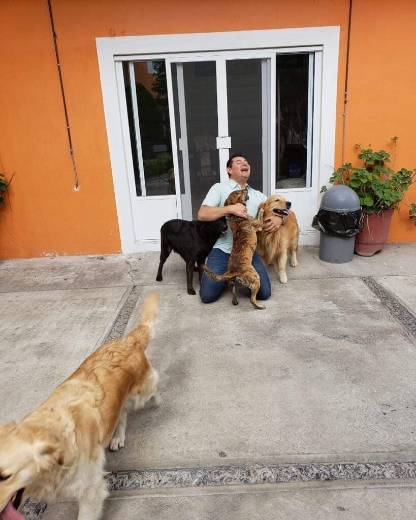 Alejandro Armenta con sus perros