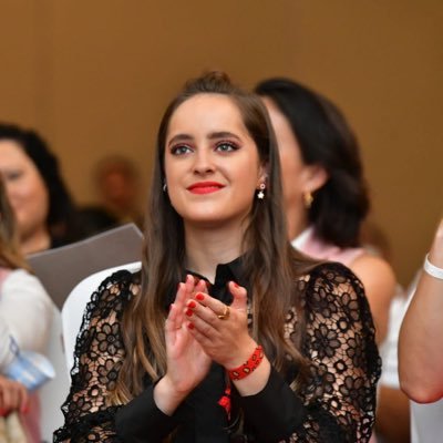 Karla Ayala Villalobos celebra edad para ser diputado