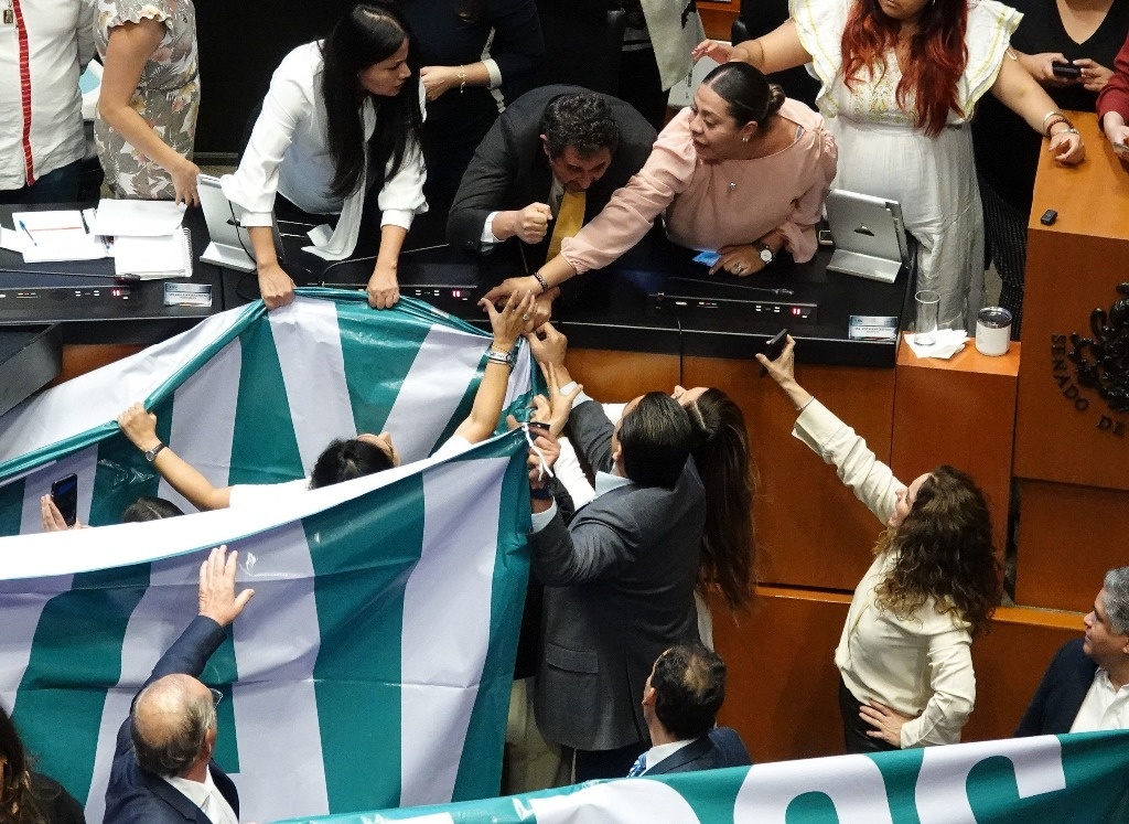 Oposición toma tribuna del Senado