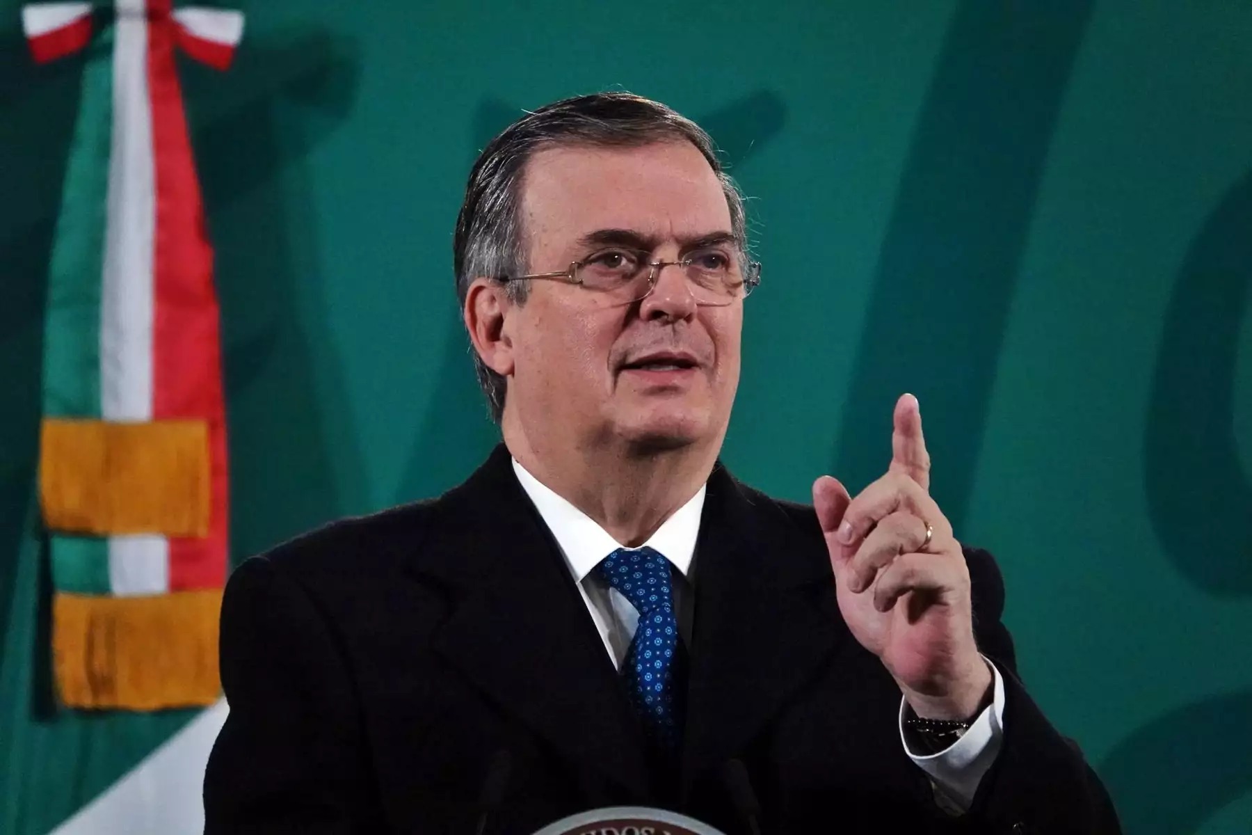 Ebrard acepta renuncia de Martha Delgado