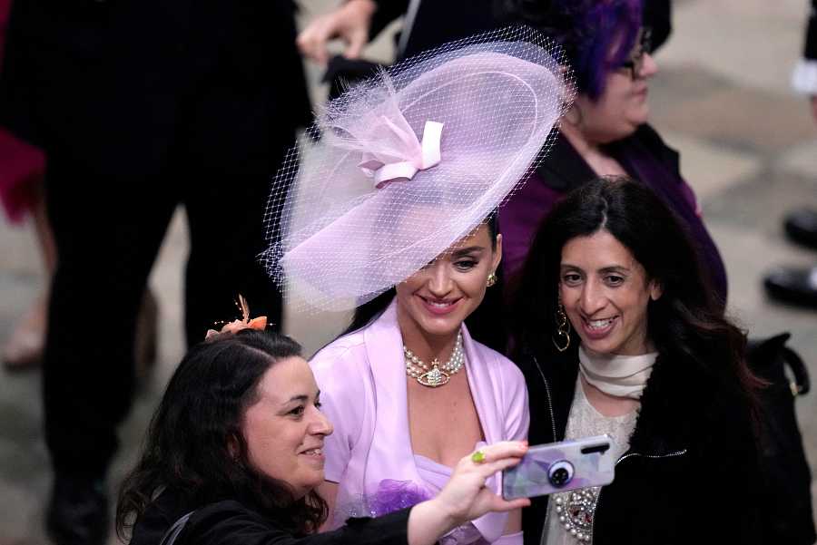 Katy Perry en coronación de Carlos III