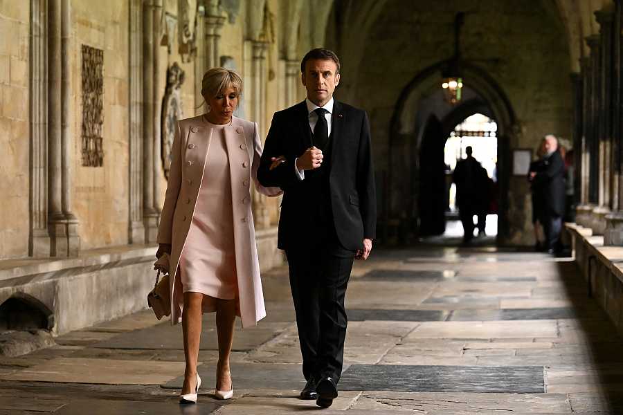Macron y su esposa en coronación de Carlos III