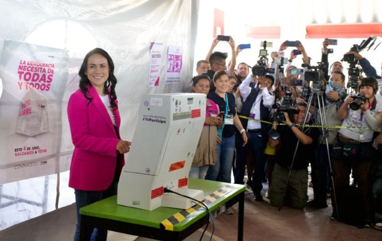 Alejandra del Moral estrenó una urna electrónica 