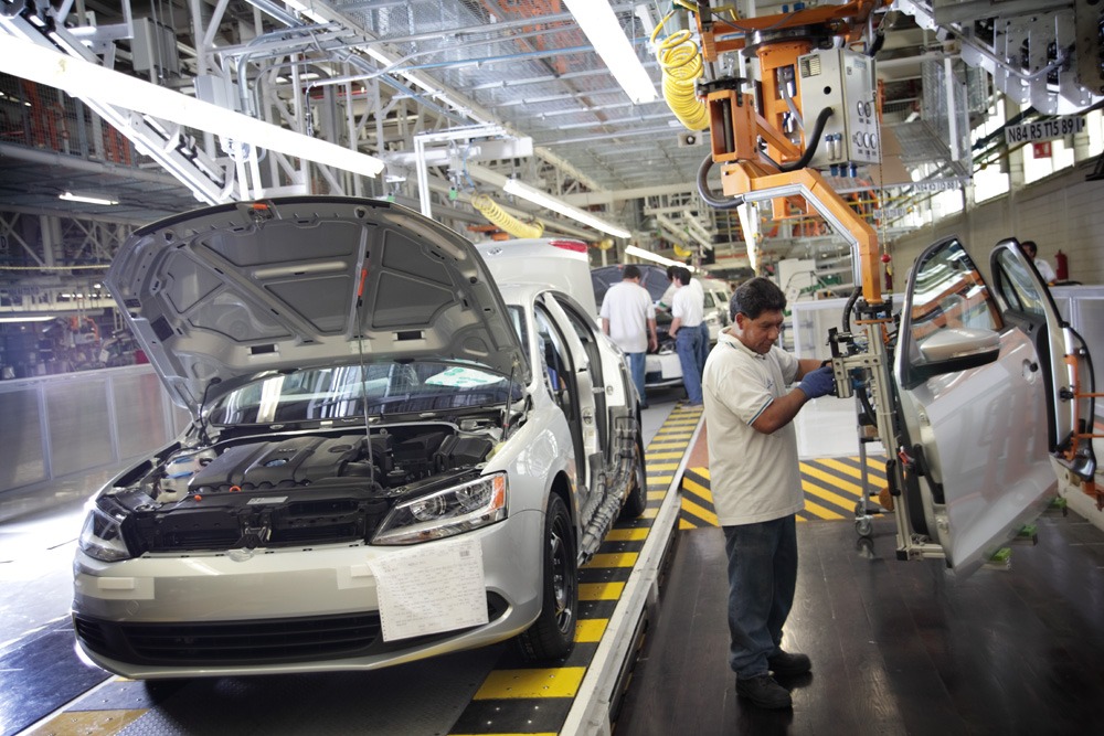 Peso mexicano favorecido por producción automotriz