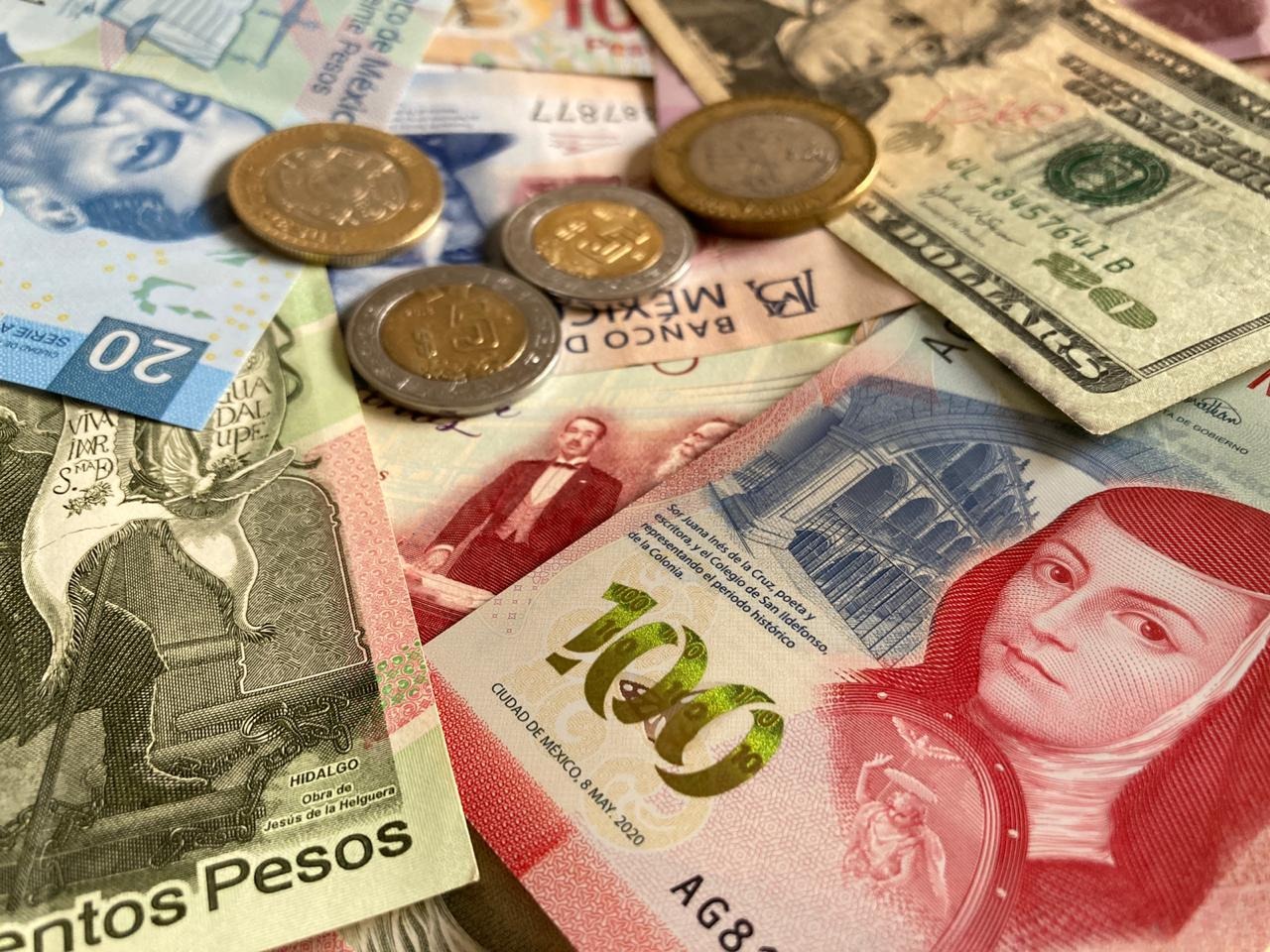 Peso mexicano gana terreno al dólar estadounidense