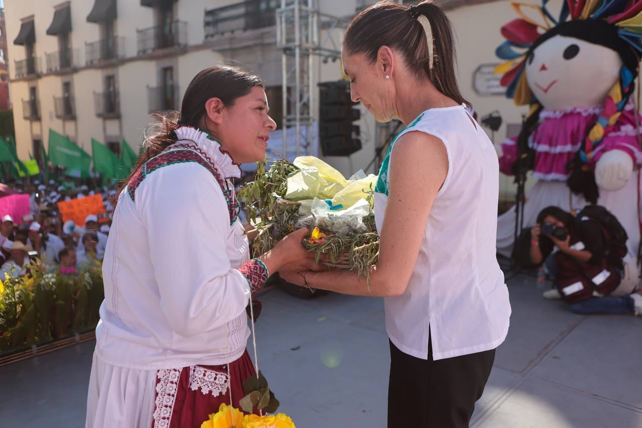 Sheinbaum recibió regalos en Querétaro