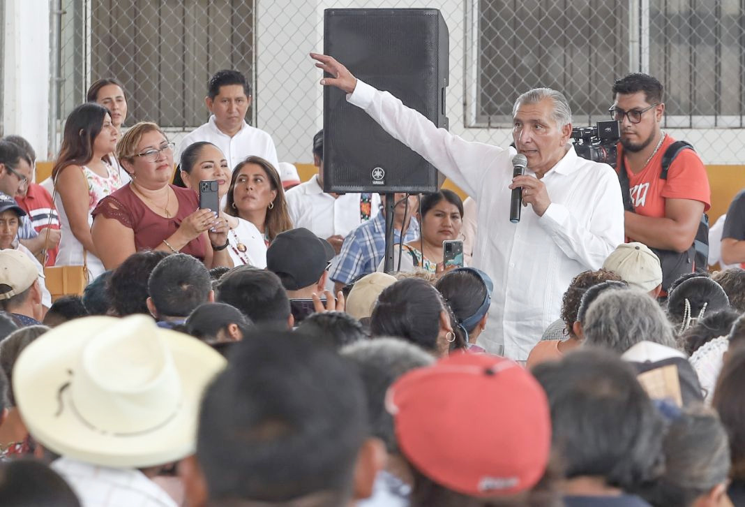 Adán Augusto durante asamblea informativa en Yucatán