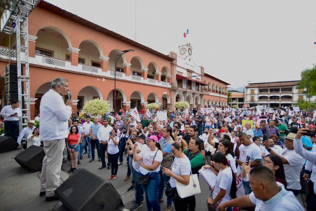 Adán Augusto encabeza asamblea en Apatzingán