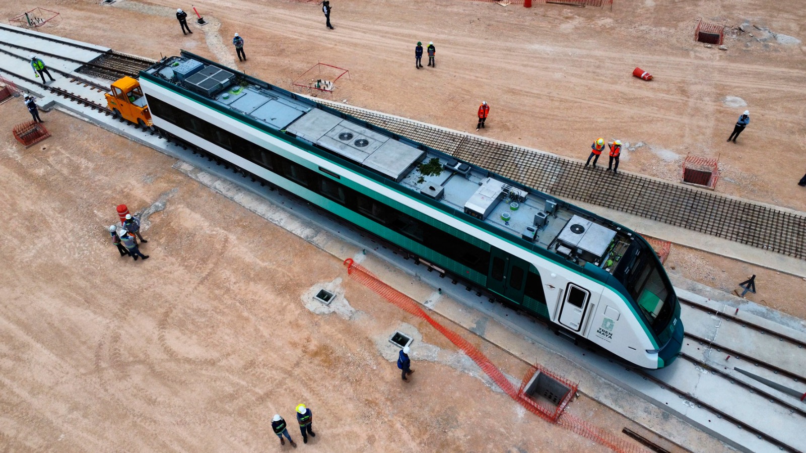 AMLO recibe primer vagón del tren maya