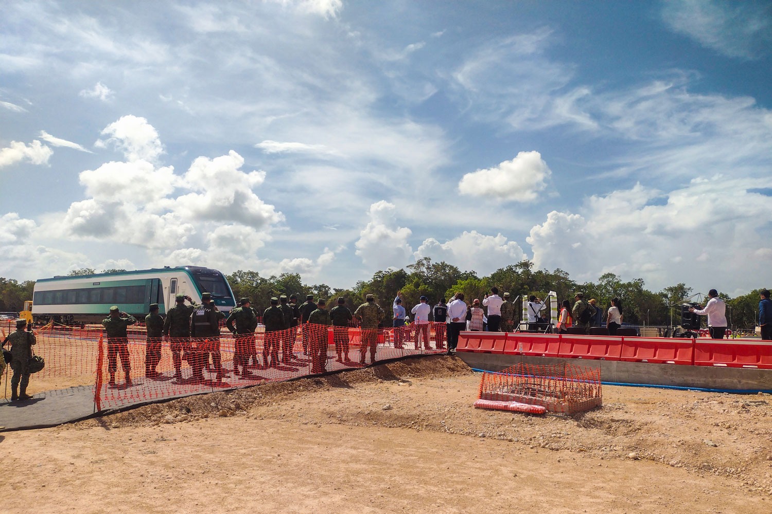 AMLO supervisa obras del tren maya