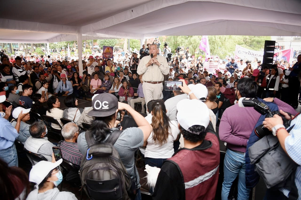 Adán Augusto respalda libros de texto