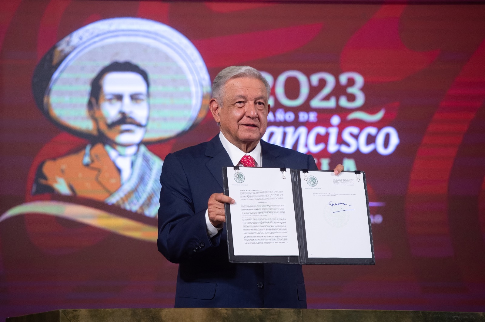 AMLO firma decreto para pueblos indígenas