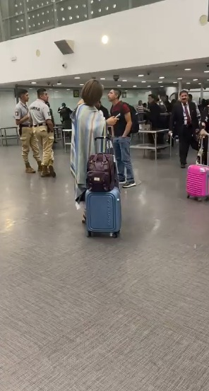 Xóchitl Gálvez está sola en aeropuerto