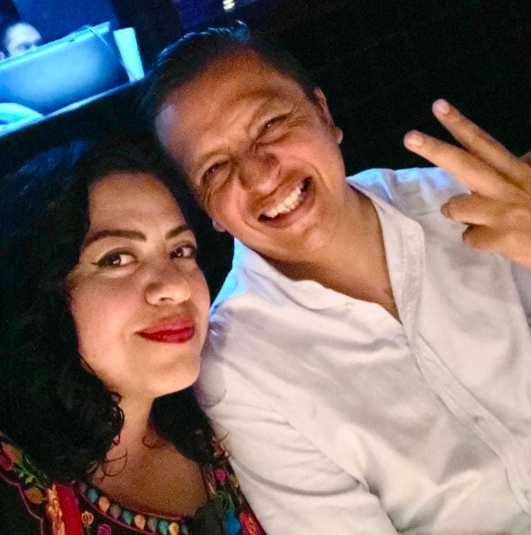 Pareja compromete frente a AMLO