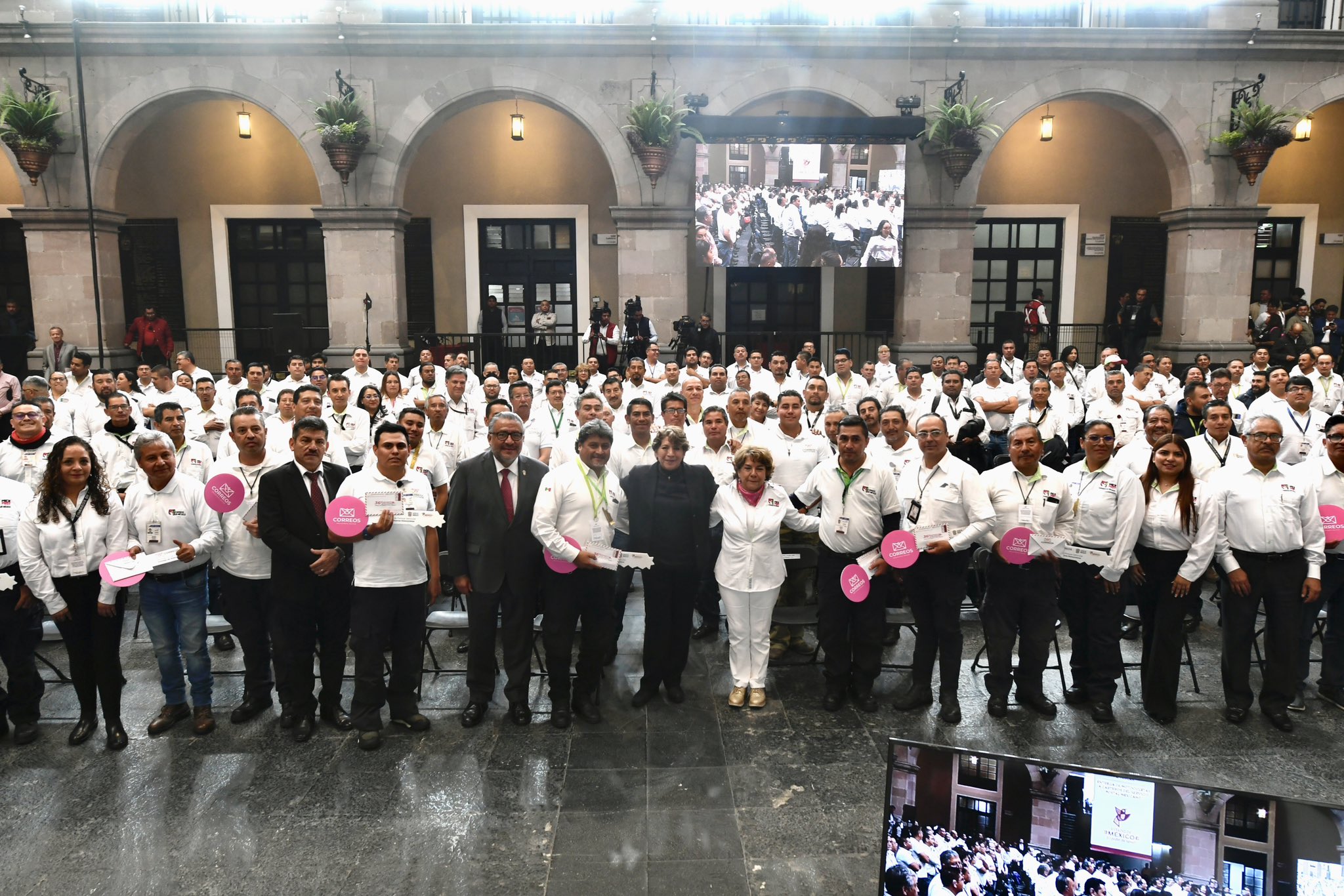 DElfina Gomez entrega tarjetas de circulación y combustible