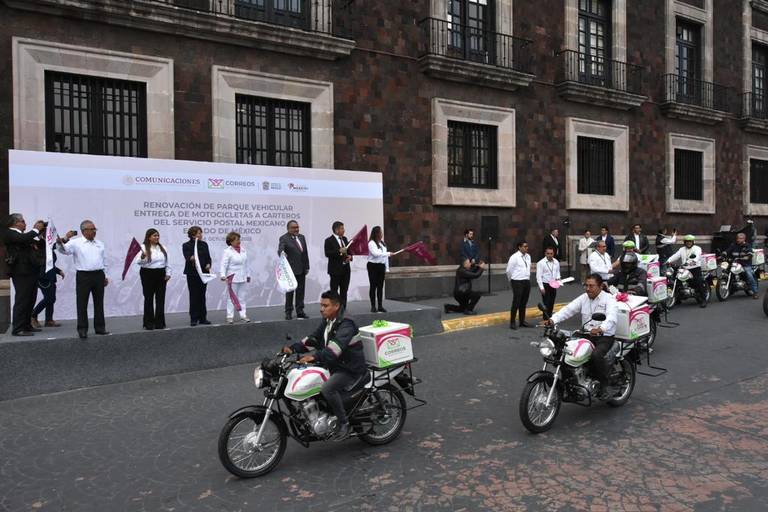 Delfina Gómez entrega unidades a servicios postales EdoMex