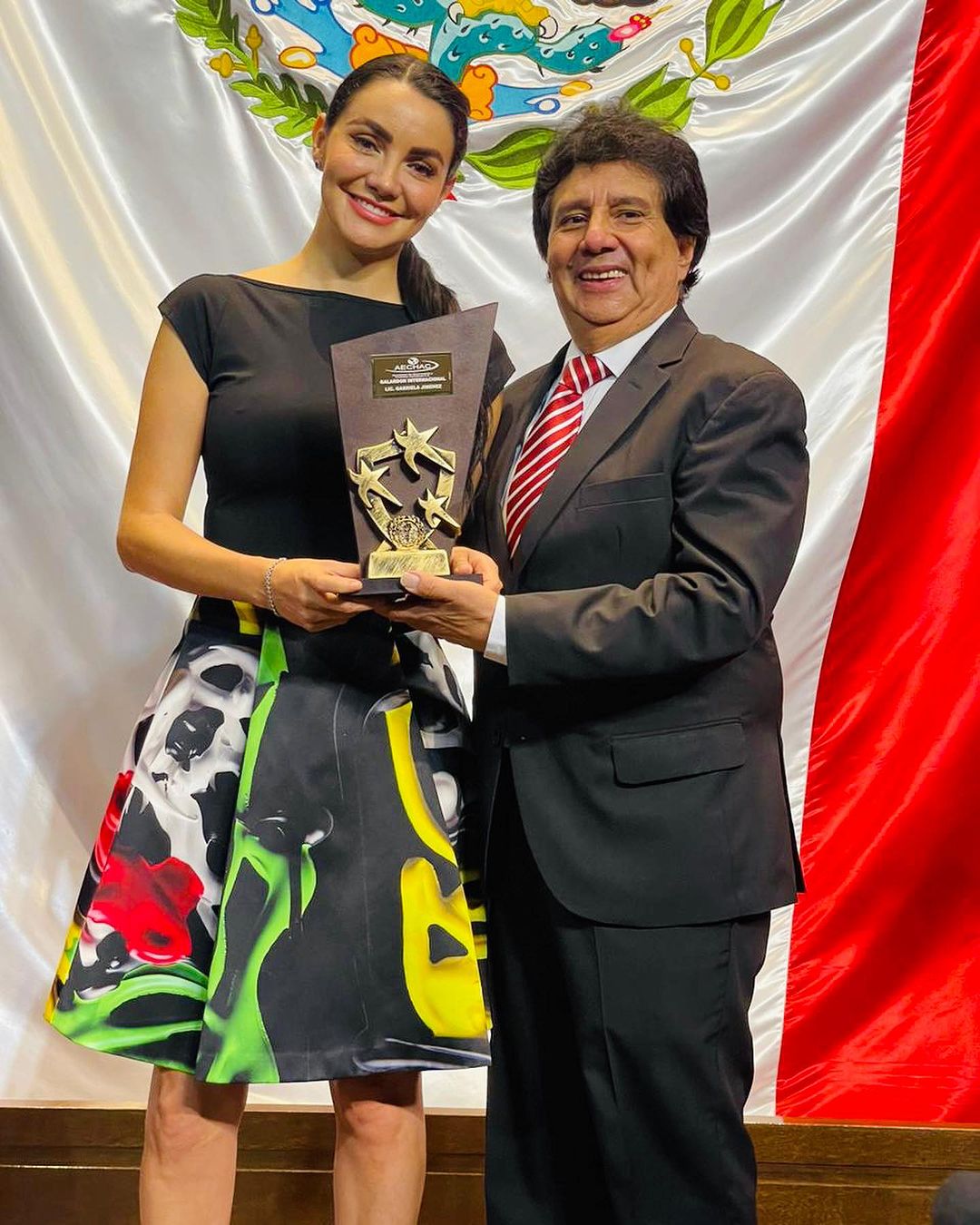 Gaby Jiménez recibe reconocimiento del Aeschac