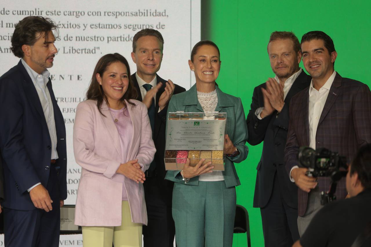 Partido Verde entrega constancia a Sheinbaum