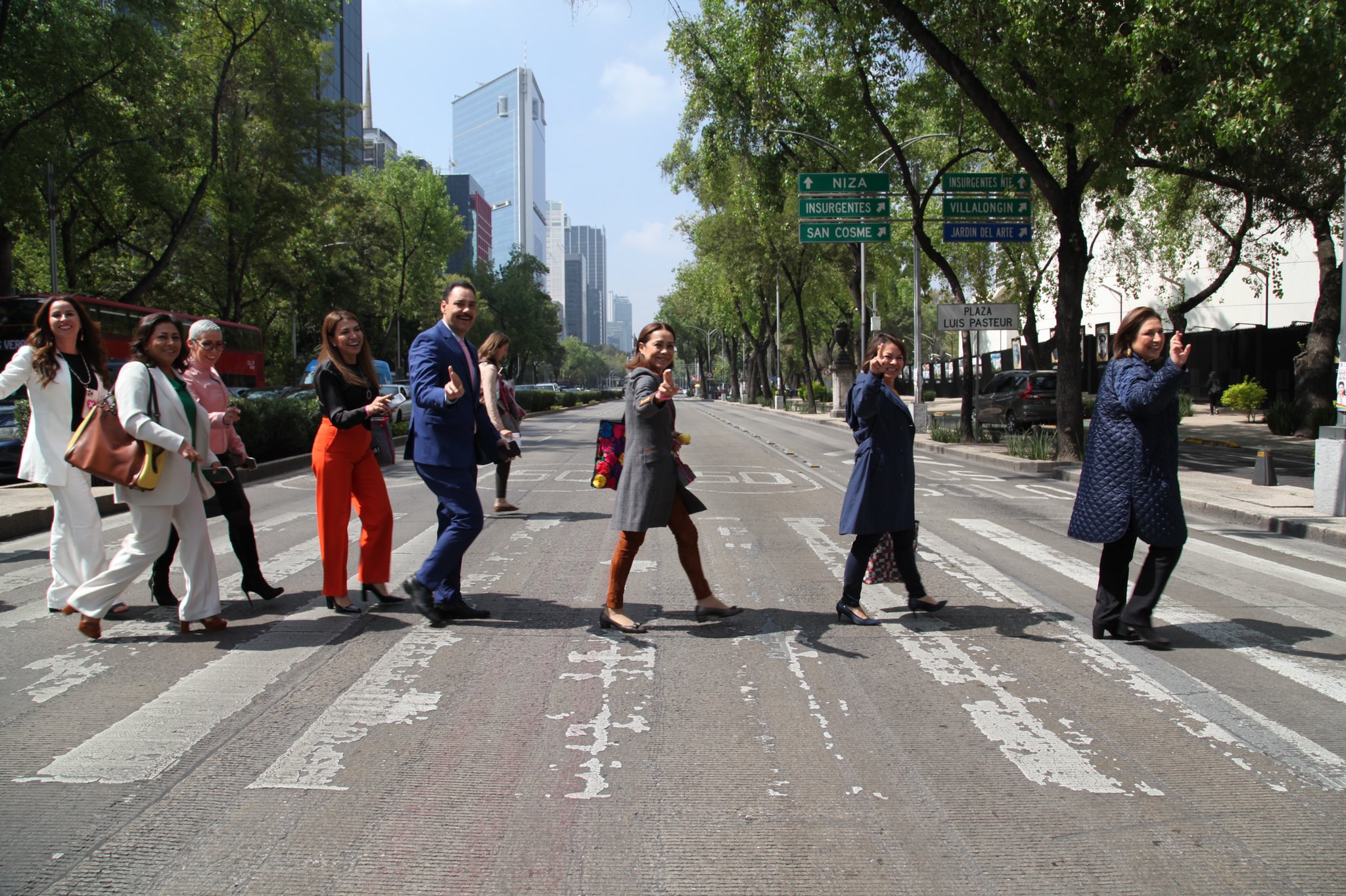 Tunden a Xóchitl Gálvez por copiar caminata de The Beatles