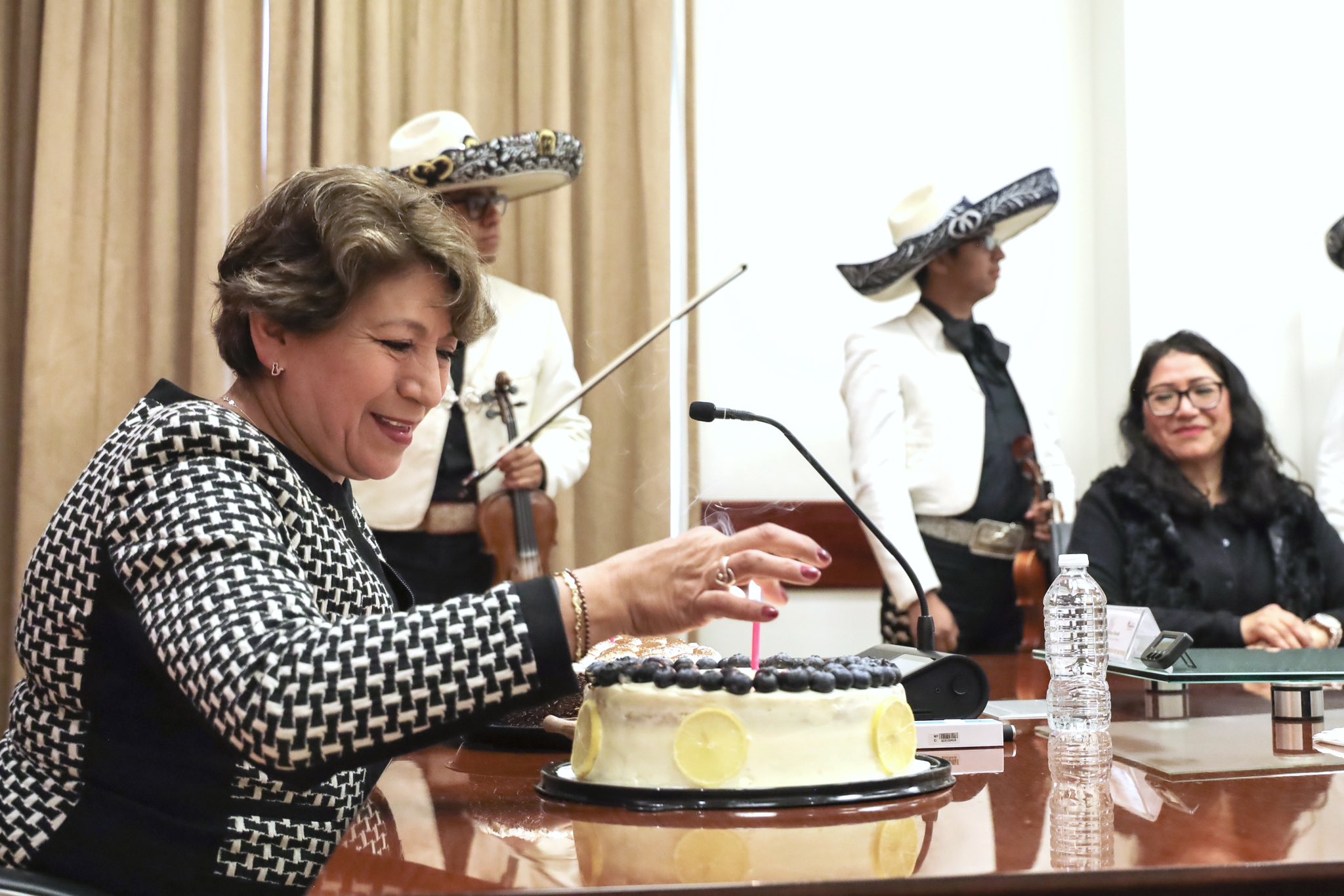 Compañeros de Delfina Gómez la sorprendieron con un pastel
