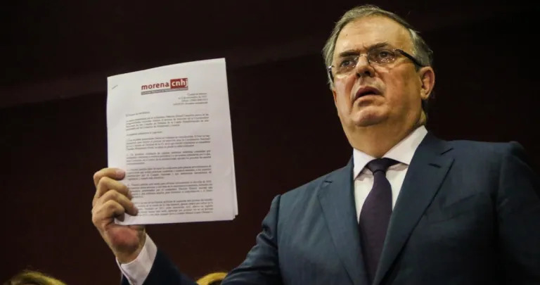 Ebrard con documento de Morena