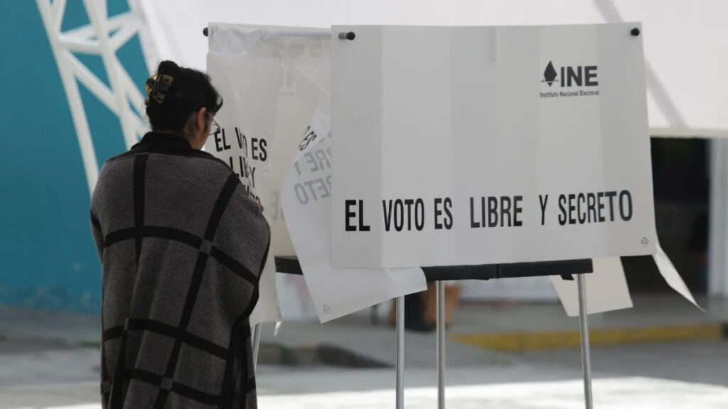 Mexicanos votando