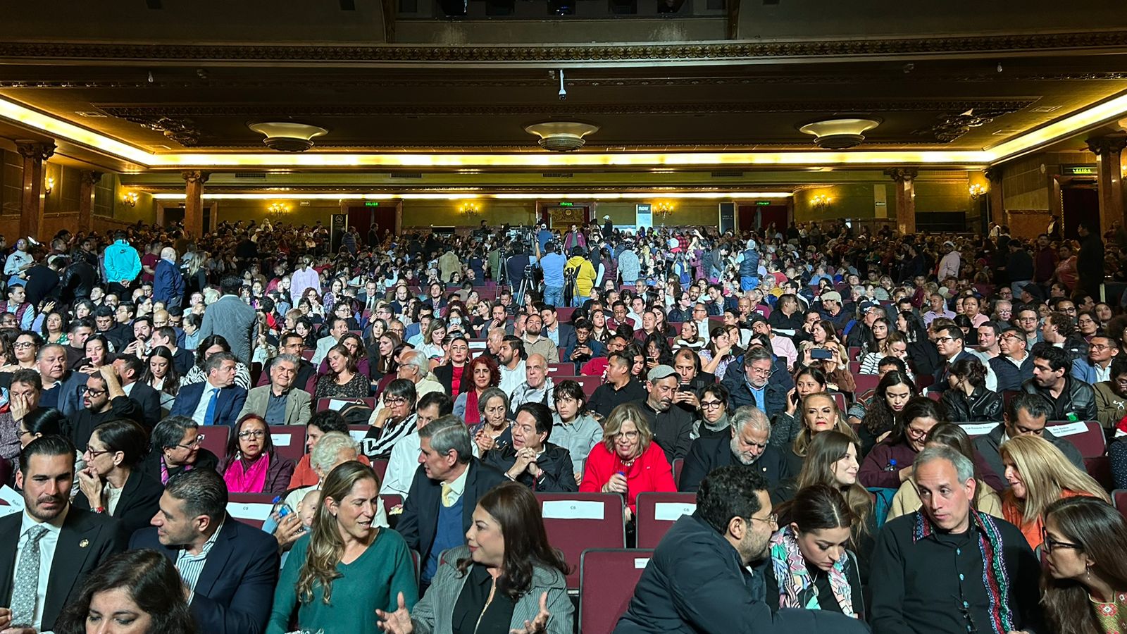 Políticos se dieron cita en el teatro metropólitan