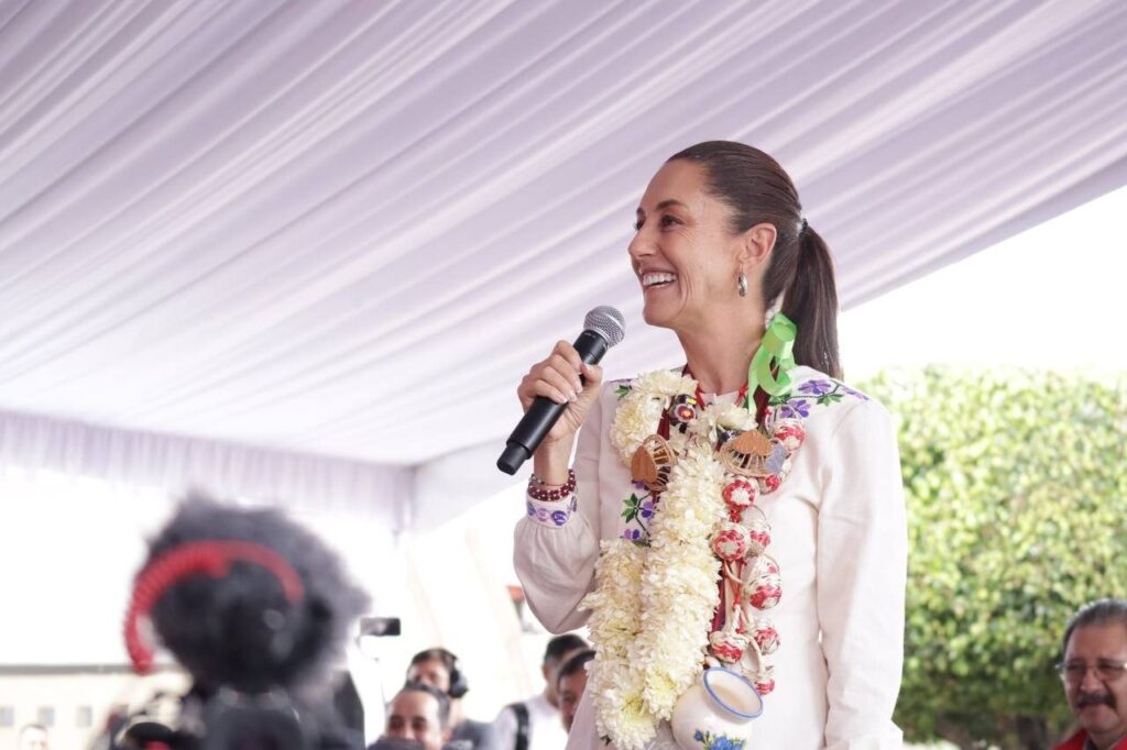 Sheinbaum sonriendo en Michoacán