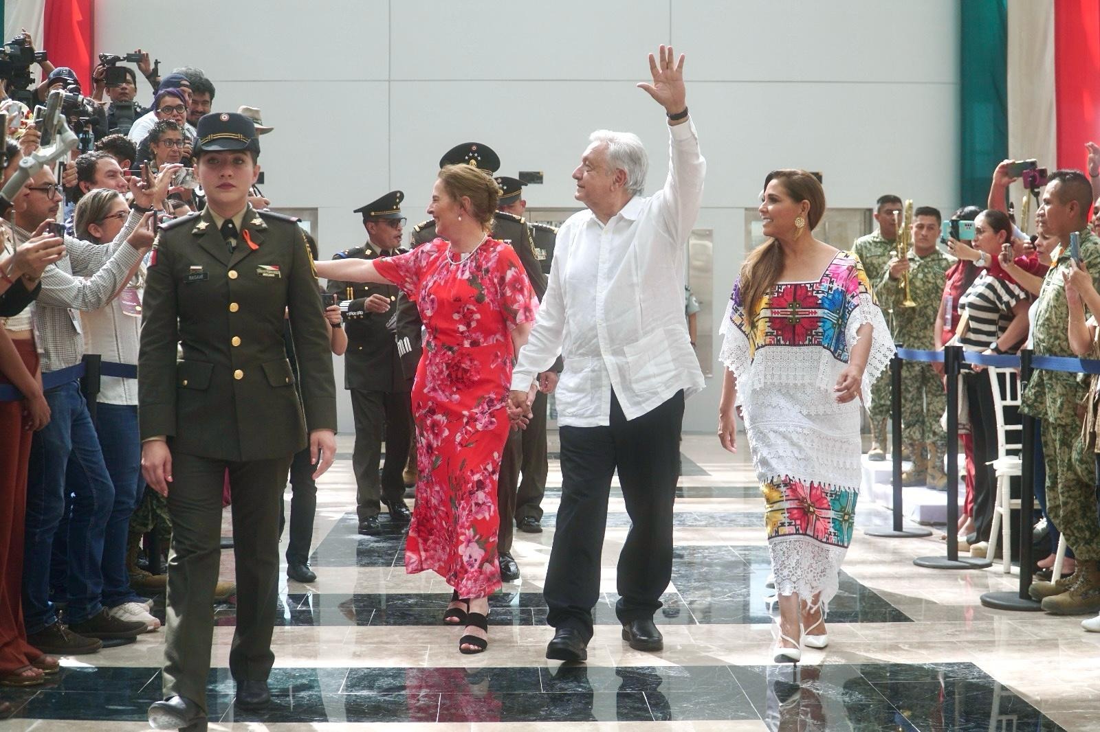 AMLO felicita a ingenieros militares por el Aeropuerto de Tulum